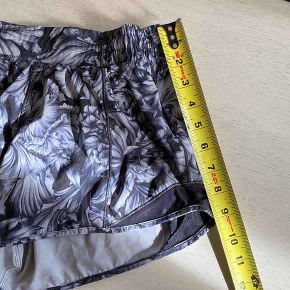 Lululemon darling black/gray floral pattern running short, with liner Size 4 - Picture 6 of 7